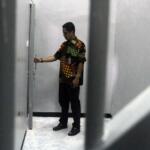 Kabiro Humas KPK Febri Diansyah, menunjukan ruang tahanan koruptor di Gedung Merah Putih di Jakarta, Minggu (19/2/2017). Gedung 16 lantai itu dengan dominasi warna merah putih ini menggantikan gedung lama KPK yang beralamat di Jalan HR Rasuna Said Kav C1, Jakarta Selatan. AKTUAL/Munzir