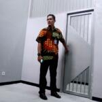 Kabiro Humas KPK Febri Diansyah, menunjukan ruang tahanan koruptor di Gedung Merah Putih di Jakarta, Minggu (19/2/2017). Gedung 16 lantai itu dengan dominasi warna merah putih ini menggantikan gedung lama KPK yang beralamat di Jalan HR Rasuna Said Kav C1, Jakarta Selatan. AKTUAL/Munzir