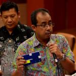 Petugas Bea dan Cukai Bandara Soekarno-Hatta, Cengkareng, mengamankan paket kartu tanda penduduk (KTP) palsu dari Kamboja. Sebanyak 36 KTP palsu itu tidak hanya beralamatkan DKI Jakarta. AKTUAL/Munzir