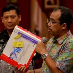 Petugas Bea dan Cukai Bandara Soekarno-Hatta, Cengkareng, mengamankan paket kartu tanda penduduk (KTP) palsu dari Kamboja. Sebanyak 36 KTP palsu itu tidak hanya beralamatkan DKI Jakarta. AKTUAL/Munzir