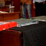 Petugas Bea dan Cukai Bandara Soekarno-Hatta, Cengkareng, mengamankan paket kartu tanda penduduk (KTP) palsu dari Kamboja. Sebanyak 36 KTP palsu itu tidak hanya beralamatkan DKI Jakarta. AKTUAL/Munzir