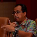 Petugas Bea dan Cukai Bandara Soekarno-Hatta, Cengkareng, mengamankan paket kartu tanda penduduk (KTP) palsu dari Kamboja. Sebanyak 36 KTP palsu itu tidak hanya beralamatkan DKI Jakarta. AKTUAL/Munzir