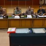 Petugas Bea dan Cukai Bandara Soekarno-Hatta, Cengkareng, mengamankan paket kartu tanda penduduk (KTP) palsu dari Kamboja. Sebanyak 36 KTP palsu itu tidak hanya beralamatkan DKI Jakarta. AKTUAL/Munzir