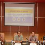 Petugas Bea dan Cukai Bandara Soekarno-Hatta, Cengkareng, mengamankan paket kartu tanda penduduk (KTP) palsu dari Kamboja. Sebanyak 36 KTP palsu itu tidak hanya beralamatkan DKI Jakarta. AKTUAL/Munzir