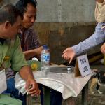 Warga Kampung Akuarium yang tinggal di tenda-tenda darurat memiliki Formulir A5 dan KTP serta KK dapat memberikan hak suara pada Pemilihan Kepala Daerah (Pilkada) DKI Jakarta 2017. AKTUAL/Munzir