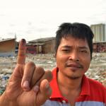 Warga Kampung Akuarium yang tinggal di tenda-tenda darurat memiliki Formulir A5 dan KTP serta KK dapat memberikan hak suara pada Pemilihan Kepala Daerah (Pilkada) DKI Jakarta 2017. AKTUAL/Munzir