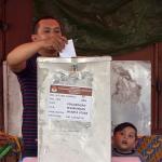 Warga Kampung Akuarium yang tinggal di tenda-tenda darurat memiliki Formulir A5 dan KTP serta KK dapat memberikan hak suara pada Pemilihan Kepala Daerah (Pilkada) DKI Jakarta 2017. AKTUAL/Munzir