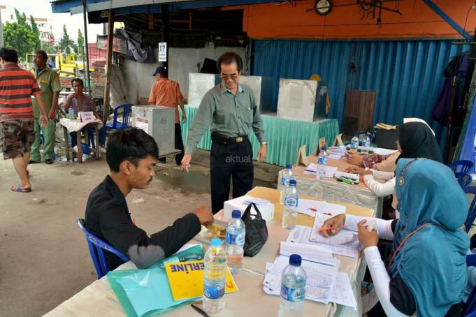 Warga Kampung Akuarium yang tinggal di tenda-tenda darurat memiliki Formulir A5 dan KTP serta KK dapat memberikan hak suara pada Pemilihan Kepala Daerah (Pilkada) DKI Jakarta 2017. AKTUAL/Munzir