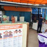 Warga Kampung Akuarium yang tinggal di tenda-tenda darurat memiliki Formulir A5 dan KTP serta KK dapat memberikan hak suara pada Pemilihan Kepala Daerah (Pilkada) DKI Jakarta 2017. AKTUAL/Munzir