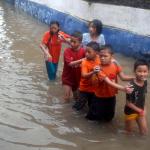 Permukiman warga yang berada di Kampung Baru, Halim, Jakarta Timur, Minggu (19/2/2017) terendam air, akibatnya aktivitas warga pun terganggu. Intensitas hujan yang cukup tinggi dan meluapnya air sungai menyebabkan sejumlah kawasan di Ibu Kota Jakarta terendam banjir. AKTUAL/Munzir