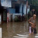 Permukiman warga yang berada di Kampung Baru, Halim, Jakarta Timur, Minggu (19/2/2017) terendam air, akibatnya aktivitas warga pun terganggu. Intensitas hujan yang cukup tinggi dan meluapnya air sungai menyebabkan sejumlah kawasan di Ibu Kota Jakarta terendam banjir. AKTUAL/Munzir