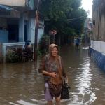Permukiman warga yang berada di Kampung Baru, Halim, Jakarta Timur, Minggu (19/2/2017) terendam air, akibatnya aktivitas warga pun terganggu. Intensitas hujan yang cukup tinggi dan meluapnya air sungai menyebabkan sejumlah kawasan di Ibu Kota Jakarta terendam banjir. AKTUAL/Munzir