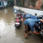 Permukiman warga yang berada di Kampung Baru, Halim, Jakarta Timur, Minggu (19/2/2017) terendam air, akibatnya aktivitas warga pun terganggu. Intensitas hujan yang cukup tinggi dan meluapnya air sungai menyebabkan sejumlah kawasan di Ibu Kota Jakarta terendam banjir. AKTUAL/Munzir