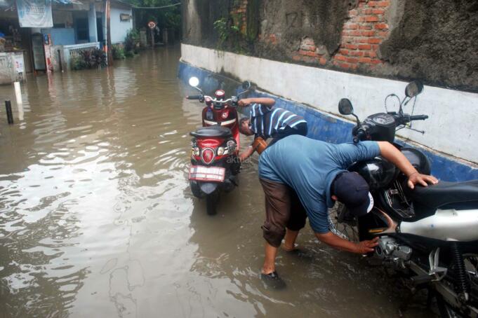 Permukiman warga yang berada di Kampung Baru, Halim, Jakarta Timur, Minggu (19/2/2017) terendam air, akibatnya aktivitas warga pun terganggu. Intensitas hujan yang cukup tinggi dan meluapnya air sungai menyebabkan sejumlah kawasan di Ibu Kota Jakarta terendam banjir. AKTUAL/Munzir