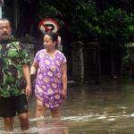 Permukiman warga yang berada di Kampung Baru, Halim, Jakarta Timur, Minggu (19/2/2017) terendam air, akibatnya aktivitas warga pun terganggu. Intensitas hujan yang cukup tinggi dan meluapnya air sungai menyebabkan sejumlah kawasan di Ibu Kota Jakarta terendam banjir. AKTUAL/Munzir