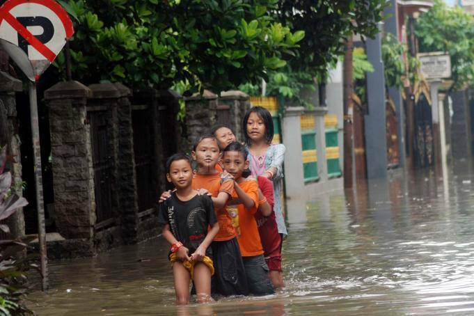 Permukiman warga yang berada di Kampung Baru, Halim, Jakarta Timur, Minggu (19/2/2017) terendam air, akibatnya aktivitas warga pun terganggu. Intensitas hujan yang cukup tinggi dan meluapnya air sungai menyebabkan sejumlah kawasan di Ibu Kota Jakarta terendam banjir. AKTUAL/Munzir