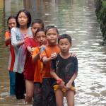 Permukiman warga yang berada di Kampung Baru, Halim, Jakarta Timur, Minggu (19/2/2017) terendam air, akibatnya aktivitas warga pun terganggu. Intensitas hujan yang cukup tinggi dan meluapnya air sungai menyebabkan sejumlah kawasan di Ibu Kota Jakarta terendam banjir. AKTUAL/Munzir