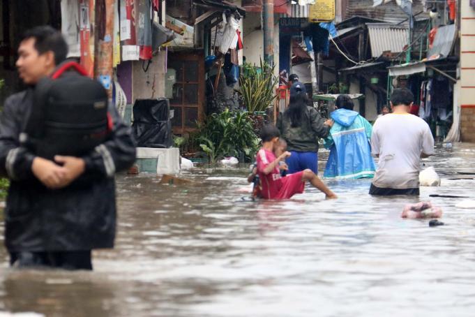 Ratusan rumah terendam banjir yang berada di kawasan Karet, Pasar Baru, Jakarta Pusat, Selasa (21/2/2017). Badan Nasional Penanggulangan Bencana (BNPB) menyebutkan bahwa ada 54 titik banjir yang tersebar di wilayah Jakarta dengan ketinggian bervariasi. AKTUAL/Munzir