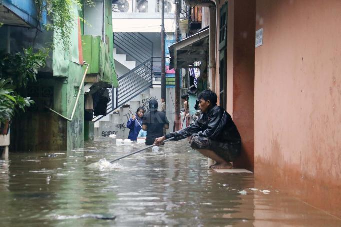 Ratusan rumah terendam banjir yang berada di kawasan Karet, Pasar Baru, Jakarta Pusat, Selasa (21/2/2017). Badan Nasional Penanggulangan Bencana (BNPB) menyebutkan bahwa ada 54 titik banjir yang tersebar di wilayah Jakarta dengan ketinggian bervariasi. AKTUAL/Munzir