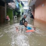Ratusan rumah terendam banjir yang berada di kawasan Karet, Pasar Baru, Jakarta Pusat, Selasa (21/2/2017). Badan Nasional Penanggulangan Bencana (BNPB) menyebutkan bahwa ada 54 titik banjir yang tersebar di wilayah Jakarta dengan ketinggian bervariasi. AKTUAL/Munzir