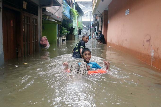 Ratusan rumah terendam banjir yang berada di kawasan Karet, Pasar Baru, Jakarta Pusat, Selasa (21/2/2017). Badan Nasional Penanggulangan Bencana (BNPB) menyebutkan bahwa ada 54 titik banjir yang tersebar di wilayah Jakarta dengan ketinggian bervariasi. AKTUAL/Munzir