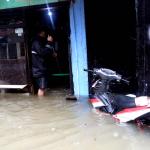 Ratusan rumah terendam banjir yang berada di kawasan Karet, Pasar Baru, Jakarta Pusat, Selasa (21/2/2017). Badan Nasional Penanggulangan Bencana (BNPB) menyebutkan bahwa ada 54 titik banjir yang tersebar di wilayah Jakarta dengan ketinggian bervariasi. AKTUAL/Munzir