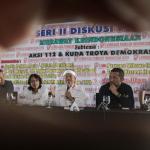 Bupati Purwakarta Dedi Mulyadi (tengah), berbicara saat diskusi publik Merawat Keindonesiaan yang diselenggarakan Lembaga Pemilih Indonesia (LPI) di Jakarta, Rabu (8/2/2017). Diskusi mengambil tema 'Aksi 112 dan Kuda Troya Demokrasi. AKTUAL/Munzir