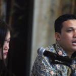 Peneliti Lingkaran Survei Indonesia Denny JA, Ardian Sopa (kanan), memaparkan hasil survei 'Swing Voters dan Golput Penentu Kemenangan' di Jakarta, Jumat (10/2/2017). LSI Denny memaparkan range elektabilitas terbaik dan terburuk 3 pasangan calon di Pilkada DKI Jakarta 5 hari sebelum Pilkada, Agus-Sylvi : 24,6% - 39,4%, Ahok-Djarot : 27,2% - 39,2% dan Anies-Sandi : 25,6 - 38,4%. AKTUAL/Munzir