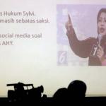 Peneliti Lingkaran Survei Indonesia Denny JA, Ardian Sopa (kanan), memaparkan hasil survei 'Swing Voters dan Golput Penentu Kemenangan' di Jakarta, Jumat (10/2/2017). LSI Denny memaparkan range elektabilitas terbaik dan terburuk 3 pasangan calon di Pilkada DKI Jakarta 5 hari sebelum Pilkada, Agus-Sylvi : 24,6% - 39,4%, Ahok-Djarot : 27,2% - 39,2% dan Anies-Sandi : 25,6 - 38,4%. AKTUAL/Munzir