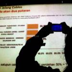 Peneliti Lingkaran Survei Indonesia Denny JA, Ardian Sopa (kanan), memaparkan hasil survei 'Swing Voters dan Golput Penentu Kemenangan' di Jakarta, Jumat (10/2/2017). LSI Denny memaparkan range elektabilitas terbaik dan terburuk 3 pasangan calon di Pilkada DKI Jakarta 5 hari sebelum Pilkada, Agus-Sylvi : 24,6% - 39,4%, Ahok-Djarot : 27,2% - 39,2% dan Anies-Sandi : 25,6 - 38,4%. AKTUAL/Munzir