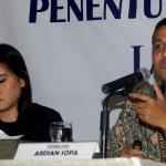 Peneliti Lingkaran Survei Indonesia Denny JA, Ardian Sopa (kanan), memaparkan hasil survei 'Swing Voters dan Golput Penentu Kemenangan' di Jakarta, Jumat (10/2/2017). LSI Denny memaparkan range elektabilitas terbaik dan terburuk 3 pasangan calon di Pilkada DKI Jakarta 5 hari sebelum Pilkada, Agus-Sylvi : 24,6% - 39,4%, Ahok-Djarot : 27,2% - 39,2% dan Anies-Sandi : 25,6 - 38,4%. AKTUAL/Munzir