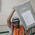 Sejumlah petugas kemacatan mengangkat Kotak Suara di kantor Kecamatan Kebon Jeruk, Jakarta Barat, Senin (13/2/2017). Jumlah kotak suara di Kecamatan Kebon Jeruk, Jakarta Barat yang akan digunakan pada pencoblosan 15 Februari mendatang berjumlah 436 buah. Aktual.com/Munzir.