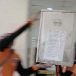 Sejumlah petugas kemacatan mengangkat Kotak Suara di kantor Kecamatan Kebon Jeruk, Jakarta Barat, Senin (13/2/2017). Jumlah kotak suara di Kecamatan Kebon Jeruk, Jakarta Barat yang akan digunakan pada pencoblosan 15 Februari mendatang berjumlah 436 buah. Aktual.com/Munzir.