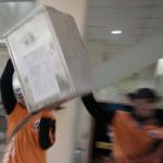 Sejumlah petugas kemacatan mengangkat Kotak Suara di kantor Kecamatan Kebon Jeruk, Jakarta Barat, Senin (13/2/2017). Jumlah kotak suara di Kecamatan Kebon Jeruk, Jakarta Barat yang akan digunakan pada pencoblosan 15 Februari mendatang berjumlah 436 buah. Aktual.com/Munzir.