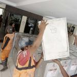 Sejumlah petugas kemacatan mengangkat Kotak Suara di kantor Kecamatan Kebon Jeruk, Jakarta Barat, Senin (13/2/2017). Jumlah kotak suara di Kecamatan Kebon Jeruk, Jakarta Barat yang akan digunakan pada pencoblosan 15 Februari mendatang berjumlah 436 buah. Aktual.com/Munzir.