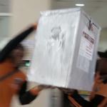 Sejumlah petugas kemacatan mengangkat Kotak Suara di kantor Kecamatan Kebon Jeruk, Jakarta Barat, Senin (13/2/2017). Jumlah kotak suara di Kecamatan Kebon Jeruk, Jakarta Barat yang akan digunakan pada pencoblosan 15 Februari mendatang berjumlah 436 buah. Aktual.com/Munzir.