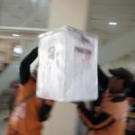 Sejumlah petugas kemacatan mengangkat Kotak Suara di kantor Kecamatan Kebon Jeruk, Jakarta Barat, Senin (13/2/2017). Jumlah kotak suara di Kecamatan Kebon Jeruk, Jakarta Barat yang akan digunakan pada pencoblosan 15 Februari mendatang berjumlah 436 buah. Aktual.com/Munzir.