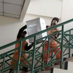 Sejumlah petugas kemacatan mengangkat Kotak Suara di kantor Kecamatan Kebon Jeruk, Jakarta Barat, Senin (13/2/2017). Jumlah kotak suara di Kecamatan Kebon Jeruk, Jakarta Barat yang akan digunakan pada pencoblosan 15 Februari mendatang berjumlah 436 buah. Aktual.com/Munzir.