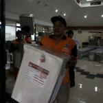 Sejumlah petugas kemacatan mengangkat Kotak Suara di kantor Kecamatan Kebon Jeruk, Jakarta Barat, Senin (13/2/2017). Jumlah kotak suara di Kecamatan Kebon Jeruk, Jakarta Barat yang akan digunakan pada pencoblosan 15 Februari mendatang berjumlah 436 buah. Aktual.com/Munzir.