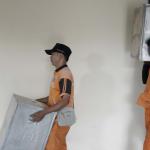 Sejumlah petugas kemacatan mengangkat Kotak Suara di kantor Kecamatan Kebon Jeruk, Jakarta Barat, Senin (13/2/2017). Jumlah kotak suara di Kecamatan Kebon Jeruk, Jakarta Barat yang akan digunakan pada pencoblosan 15 Februari mendatang berjumlah 436 buah. Aktual.com/Munzir.