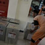 Sejumlah petugas kemacatan mengangkat Kotak Suara di kantor Kecamatan Kebon Jeruk, Jakarta Barat, Senin (13/2/2017). Jumlah kotak suara di Kecamatan Kebon Jeruk, Jakarta Barat yang akan digunakan pada pencoblosan 15 Februari mendatang berjumlah 436 buah. Aktual.com/Munzir.