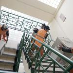 Sejumlah petugas kemacatan mengangkat Kotak Suara di kantor Kecamatan Kebon Jeruk, Jakarta Barat, Senin (13/2/2017). Jumlah kotak suara di Kecamatan Kebon Jeruk, Jakarta Barat yang akan digunakan pada pencoblosan 15 Februari mendatang berjumlah 436 buah. Aktual.com/Munzir.