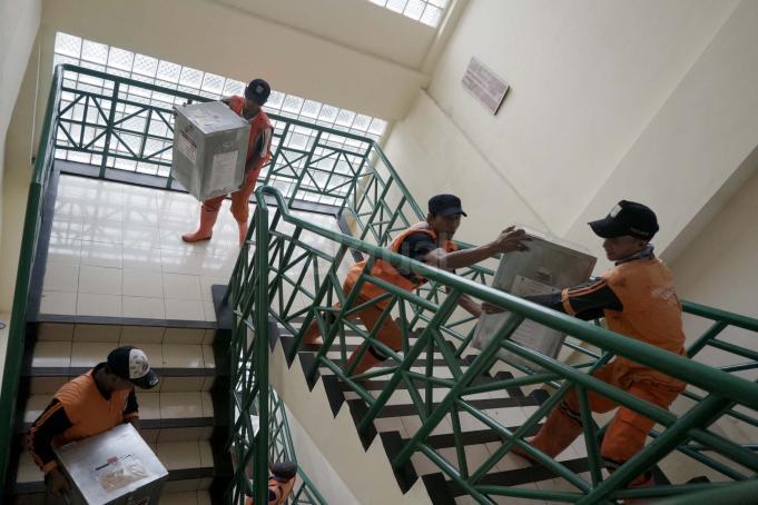 Sejumlah petugas kemacatan mengangkat Kotak Suara di kantor Kecamatan Kebon Jeruk, Jakarta Barat, Senin (13/2/2017). Jumlah kotak suara di Kecamatan Kebon Jeruk, Jakarta Barat yang akan digunakan pada pencoblosan 15 Februari mendatang berjumlah 436 buah. Aktual.com/Munzir.