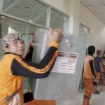 Sejumlah petugas kemacatan mengangkat Kotak Suara di kantor Kecamatan Kebon Jeruk, Jakarta Barat, Senin (13/2/2017). Jumlah kotak suara di Kecamatan Kebon Jeruk, Jakarta Barat yang akan digunakan pada pencoblosan 15 Februari mendatang berjumlah 436 buah. Aktual.com/Munzir.