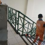 Sejumlah petugas kemacatan mengangkat Kotak Suara di kantor Kecamatan Kebon Jeruk, Jakarta Barat, Senin (13/2/2017). Jumlah kotak suara di Kecamatan Kebon Jeruk, Jakarta Barat yang akan digunakan pada pencoblosan 15 Februari mendatang berjumlah 436 buah. Aktual.com/Munzir.