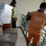 Sejumlah petugas kemacatan mengangkat Kotak Suara di kantor Kecamatan Kebon Jeruk, Jakarta Barat, Senin (13/2/2017). Jumlah kotak suara di Kecamatan Kebon Jeruk, Jakarta Barat yang akan digunakan pada pencoblosan 15 Februari mendatang berjumlah 436 buah. Aktual.com/Munzir.