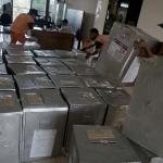Sejumlah petugas kemacatan mengangkat Kotak Suara di kantor Kecamatan Kebon Jeruk, Jakarta Barat, Senin (13/2/2017). Jumlah kotak suara di Kecamatan Kebon Jeruk, Jakarta Barat yang akan digunakan pada pencoblosan 15 Februari mendatang berjumlah 436 buah. Aktual.com/Munzir.