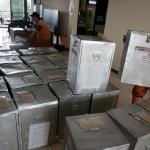 Sejumlah petugas kemacatan mengangkat Kotak Suara di kantor Kecamatan Kebon Jeruk, Jakarta Barat, Senin (13/2/2017). Jumlah kotak suara di Kecamatan Kebon Jeruk, Jakarta Barat yang akan digunakan pada pencoblosan 15 Februari mendatang berjumlah 436 buah. Aktual.com/Munzir.