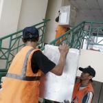 Sejumlah petugas kemacatan mengangkat Kotak Suara di kantor Kecamatan Kebon Jeruk, Jakarta Barat, Senin (13/2/2017). Jumlah kotak suara di Kecamatan Kebon Jeruk, Jakarta Barat yang akan digunakan pada pencoblosan 15 Februari mendatang berjumlah 436 buah. Aktual.com/Munzir.