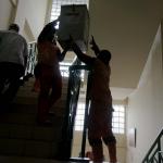 Sejumlah petugas kemacatan mengangkat Kotak Suara di kantor Kecamatan Kebon Jeruk, Jakarta Barat, Senin (13/2/2017). Jumlah kotak suara di Kecamatan Kebon Jeruk, Jakarta Barat yang akan digunakan pada pencoblosan 15 Februari mendatang berjumlah 436 buah. Aktual.com/Munzir.